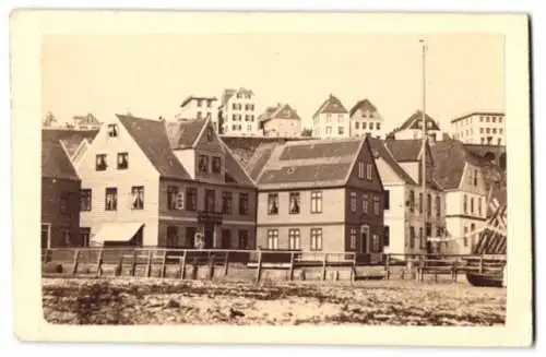 Fotografie J. Friedrichs, Helgoland, Ansicht Helgoland, Wohnhäuser in Unterland mit Penion Stadt Magdeburg