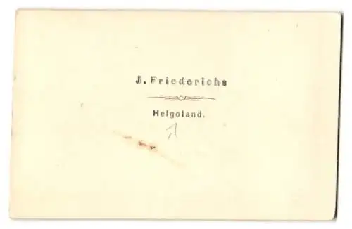 Fotografie J. Friedrichs, Helgoland, Ansicht Helgoland, Wohnhäuser in Unterland mit Penion Stadt Magdeburg