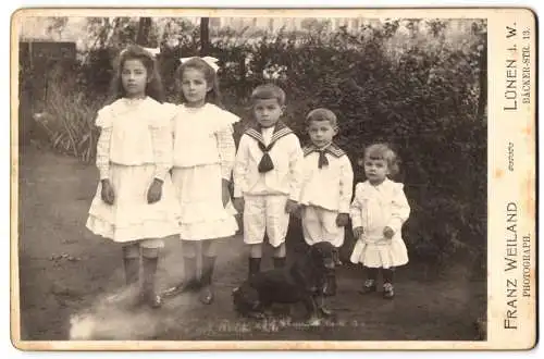 Fotografie Franz Weiland, Lünen i. W., fünf niedliche Kinder mit ihrem Dackel der grösse nach, wie Orgelpfeifen