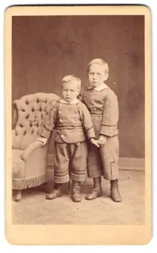 Fotografie Louis Frank, Berne, Portrait zwei niedliche junge Knaben halten Händchen im Atelier