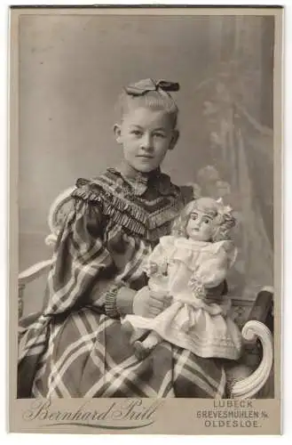 Fotografie Bernhard Prill, Lübeck, junges Mädchen mit ihrer grossen Puppe im Arm