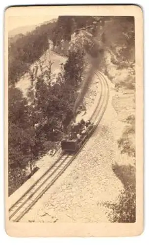 Fotografie unbekannter Fotograf und Ort, die erste Rigibahn / Zahnradbahn auf dem Rigi, befördert Holz