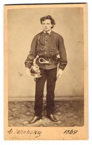 Fotografie F. Knaus, Trebitsch, tschechischer Feuerwerhmann in Uniform mit Messinghelm und Karabiner am Gürtel