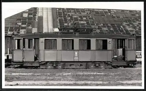 Fotografie unbekannter Fotograf, Ansicht Wien, Strassenbahn - Triebwagen Nr. 2721 auf einem Abstellgleis