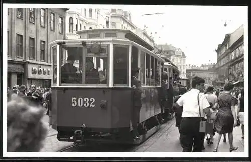 Fotografie unbekannter Fotograf, Ansicht Wien, Strassenbahn Triebwagen Nr. 5032 bei einer Parade im Zentrum