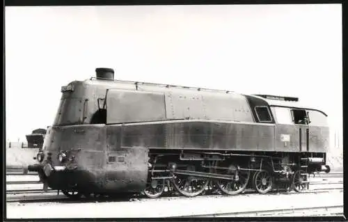 Fotografie Helmut Griebl, Gerasdorf, Ansicht Püspökladány / Ungarn, Stromlinien Lokomotive Dampflok 242.003 der MAV