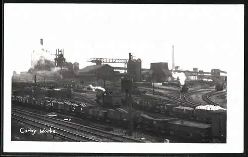 Fotografie unbekannter Fotograf, Ansicht Corby, Stahlwerk Corby Works, Fabrik mit Eisenbahn-Anlagen