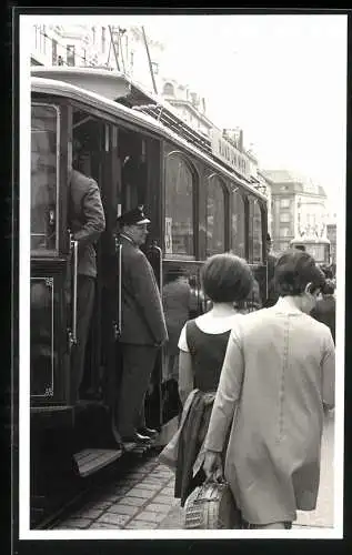 Fotografie unbekannter Fotograf, Ansicht Wien, Strassenbahn Triebwagen Linie 5 Rund um Wien