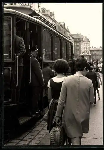 Fotografie unbekannter Fotograf, Ansicht Wien, Strassenbahn Triebwagen der Linie 5 Rund um Wien