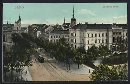 AK Brünn / Brno, Jodokstrasse mit Strassenbahn und Blick auf die St. Thomaskirche und die Ev. Schule