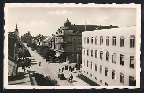 AK Göding / Hodonin, Strassenpartie mit Kirche