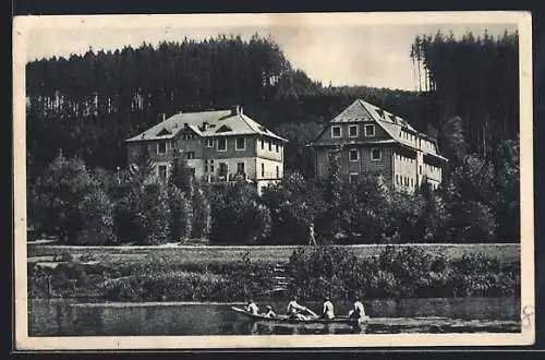 AK Tschechien, Bootspartie in Mittelböhmen mit Blick auf zwei Häuser am Flussufer