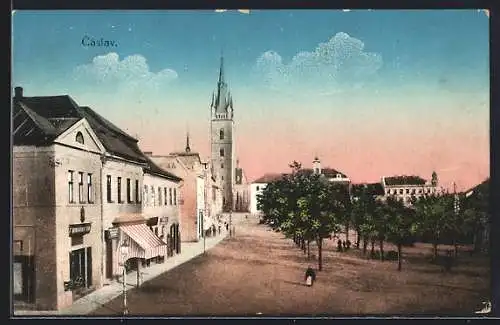 AK Tschaslau / Caslav, Strassenpartie mit Blick auf die Kirche