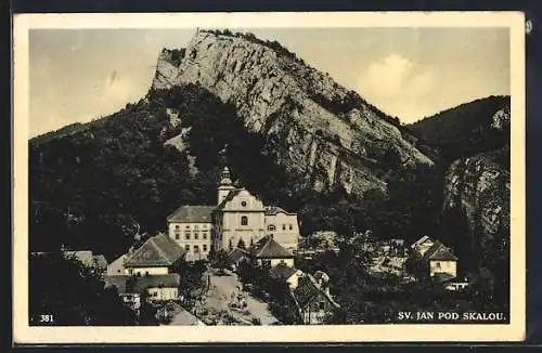 AK Sv. Jan pod Skalou, Ortsansicht mit Bergmassiv