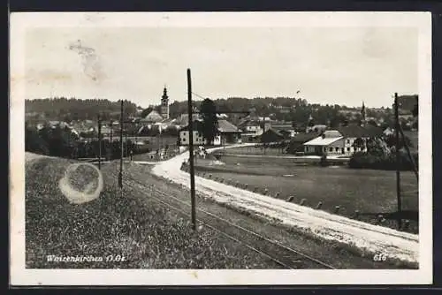 AK Waizenkirchen, Blick zum Ort hinüber mit Landstrasse und Eisenbahnschienen