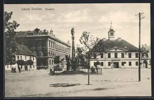 AK Lázne Sadská, Námesti, Rathaus mit Säule