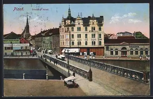 AK Pilsen / Plzen, Prazsky most., Teilansicht mit Brücke