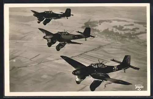 AK Unsere Luftwaffe, Eine Kette Sturzkampf-Flugzeuge Ju 87 auf dem Anflug zum Ziel