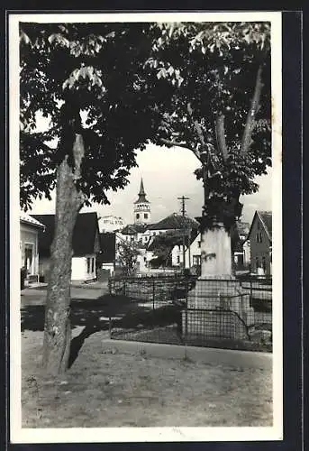 AK Gutenfeld / Dobruska, Blick vom Denkmal zum Hotel Rýdl