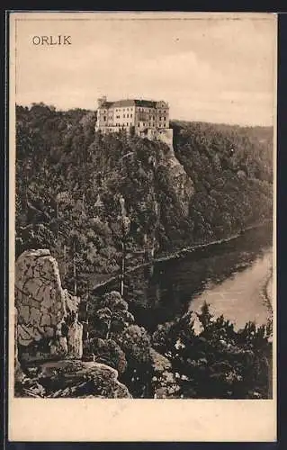 AK Orlik nad Vltavou, Blick entlang des Ufers der Moldau zur Burg