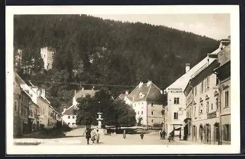 AK Friesach, Warenhaus Willmann und andere Geschäfte am Hauptplatz