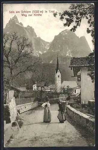 AK Seis am Schlern, Strassenpartie mit Blick zur Kirche, Frauen in Tracht