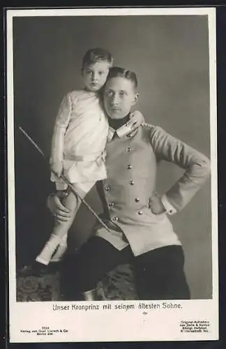 AK Kronprinz Wilhelm von Preussen in Uniform umarmt seinen ältesten Sohn