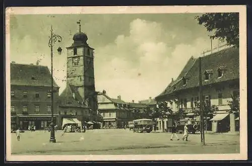 AK Hermannstadt, Passanten auf dem Marktplatz, Blick zur Kirche