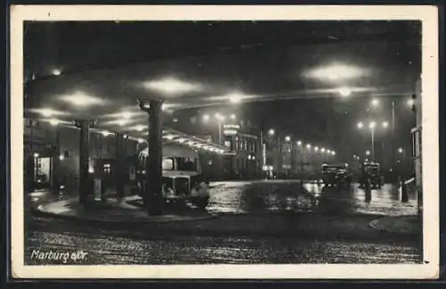 AK Marburg a. Dr., Strassenpartie mit Bus-Bahnhof bei Nacht