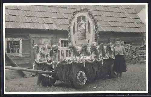 Foto-AK Niederwölz, MGV Sängerrunde, 25. Jubiläum 1955, Dame mit geschmücktem Wappen-Festwagen vor einem Haus