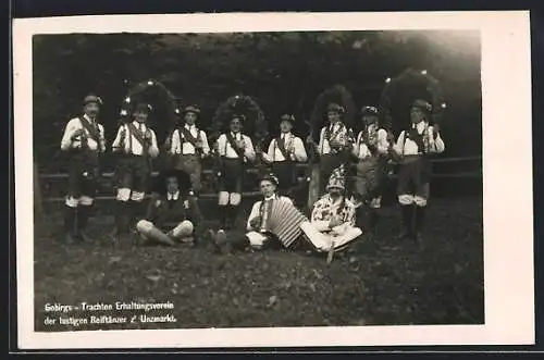 Foto-AK Unzmarkt, Gebirgs-Trachten Erhaltungsverein der lustigen Reiftänzer, Gruppenbild mit Akkordeon