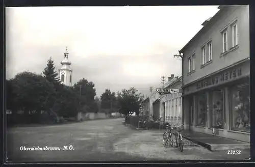 AK Obersiebenbrunn, Ortsansicht mit Strassenpartie am Kaufhaus Meyer, Fahrräder