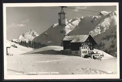 AK Lech a. Arlberg, Oberlech, Hotel Sonnenburg mit Seilbahn im Schnee