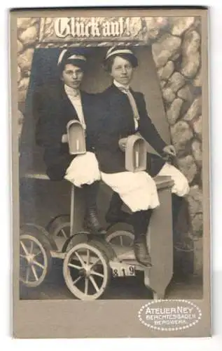 Fotografie Atelier Ney, Berchtesgaden, zwei Frauen als Bergleute auf Karren, Studiokulisse Bergwerk