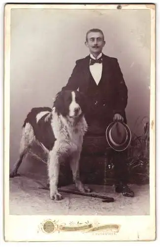 Fotografie Emil Hoppe, Hartmannsdorf, Herr im Anzug nebst seinem Landseer Hund