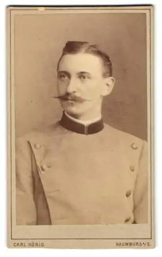 Fotografie Carl König, Naumburg / Saale, junger Mann als Förster / Jäger in Uniform mit Zwirbelbart