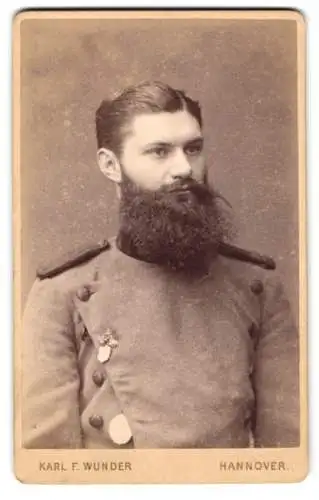 Fotografie Karl F. Wunder, Hannover, Förster / Jäger in Uniform mit Vollbart und Anhänger