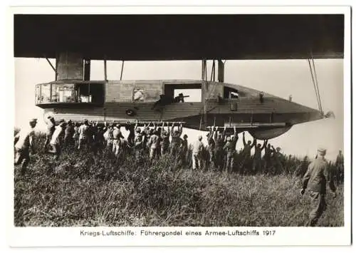 Fotografie Kriegs-Luftschiff, Führergondel eines Armee-Lufschiffes mit Maschinengewehr, Soldaten haltes es am Boden