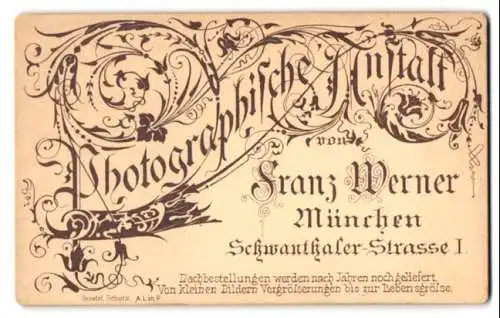 Fotografie Franz Werner, München, Schwanthaler Str. 1, florare Verzierung über der Anschrift des Ateliers, Jugendstil