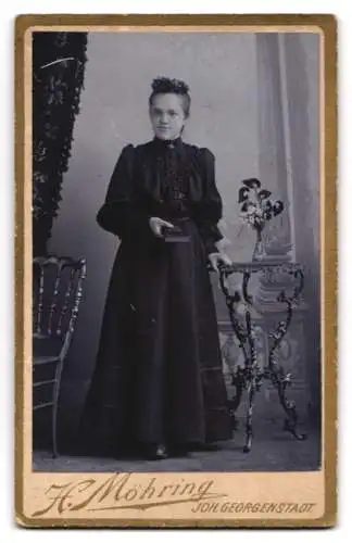 Fotografie Hermann Möhring, Johanngeorgenstadt, Bahnhofstr. 71, Frau im Jugendstil reckt Lupe in die Höhe