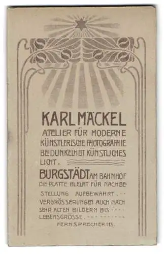 Fotografie Karl Mäckel, Burgstädt i. Sa., am Bahnhof, florale Verzierung umfassen die Anschrift des Ateliers