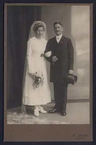 Fotografie H. Buchelt, Oerlikon, Zürichstr., Gottfried Bachmann nebst seiner Frau im Hochzeitskleid, Brautkleid