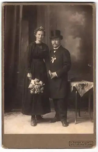 Fotografie Peter Flum, Weilburg a. Lahn, Brautpaar im schwarzen Hochzeitskleid und Anzug