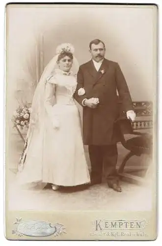 Fotografie R. Eder, Kempten, Brautpaar Alois und Dora im Hochzeitskleid und im Anzug