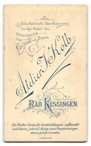 Fotografie Joh. Kolb, Bad Kissingen, Junge zu seiner Konfirmation im Anzug mit Kerze und Bibel