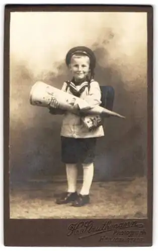 Fotografie H. Struthmann, Heiligenstadt, junger Knabe Walter Werner Birhnagel mit Zuckertüte und Ranzen zum Schulanfang