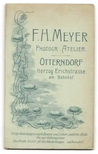 Fotografie F. X. Meyer, Otterndorf, junger Knabe mit weinerlicher Mine auf seinem Schaukelpferd