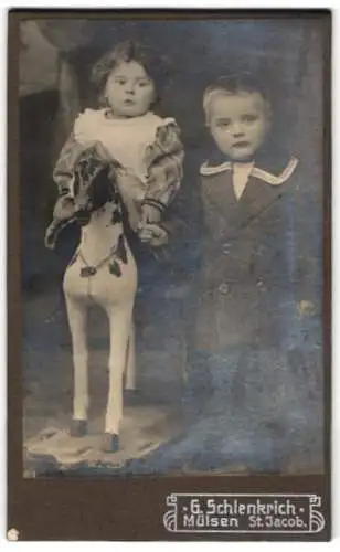 Fotografie G. Schlenkirch, Mülsen, zwei niedliche Kinder mit ihrem Schaukelpferd