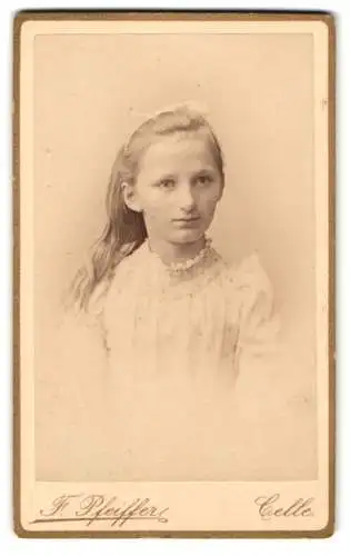 Fotografie F. Pfeiffer, Celle, Portrait junges Mädchen mit langen offenen Haaren im weissen Kleid