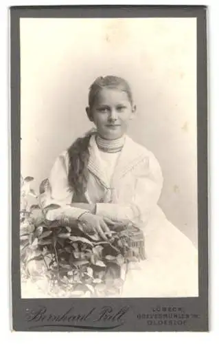 Fotografie Bernhard Prill, Lübeck, junges Mädchen mit Zopf über der Schulter